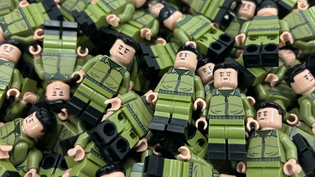 যুদ্ধের ময়দান থেকে যেভাবে খেলনার চরিত্র আর বালিশে জেলেনস্কি