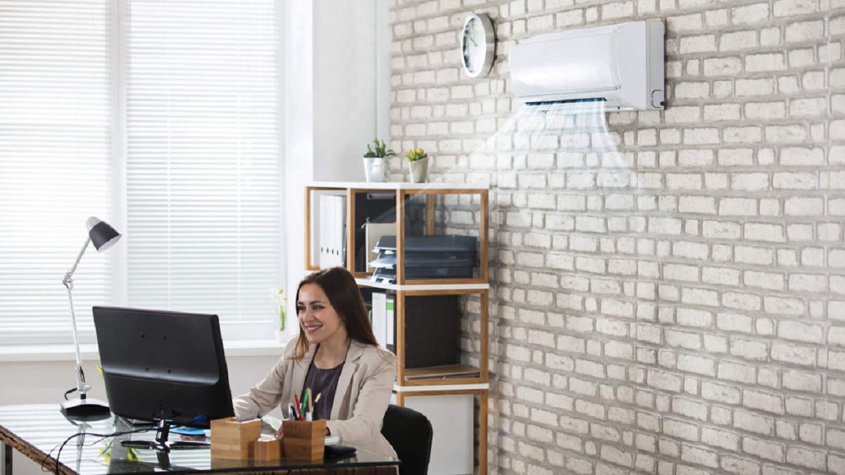 অফিসে দীর্ঘক্ষণ এসিতে বসে থাকছেন? যেভাবে রক্ষা করবেন ত্বক