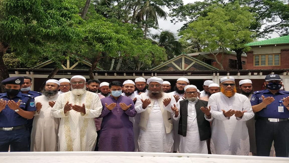 বঙ্গবন্ধুর সমাধিতে বায়তুল মোকাররমের খতিবের শ্রদ্ধা