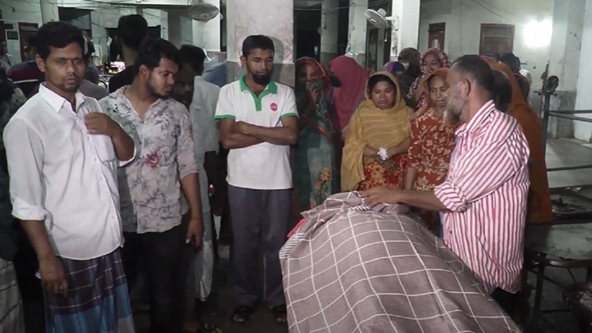 চাঁদা না পেয়ে সেনাসদস্যের স্ত্রীকে হত্যা