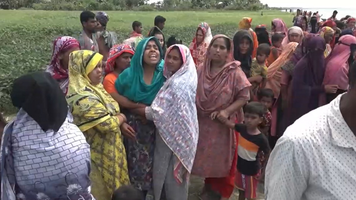 বরিশালে ট্রলার ডুবি: মা-মেয়ের পর শিশুর লাশ উদ্ধার, এখনও নিখোঁজ ২