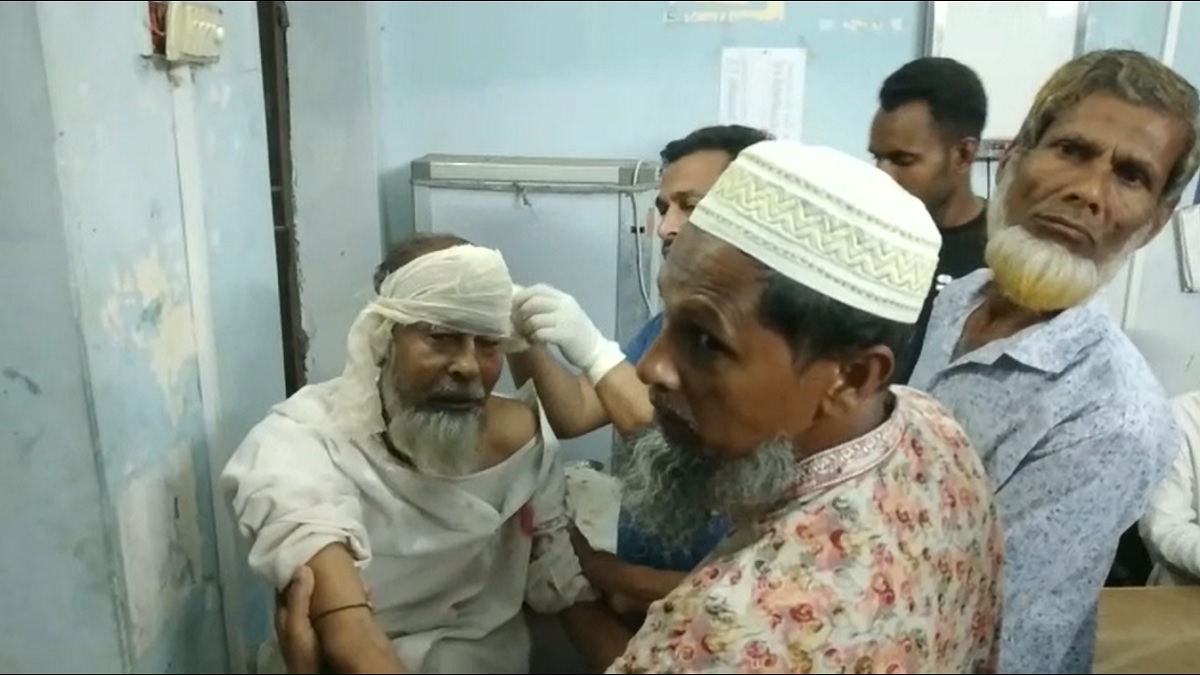 বেতাগীতে হাসপাতালের প্লাস্টার খসে বৃদ্ধ আহত