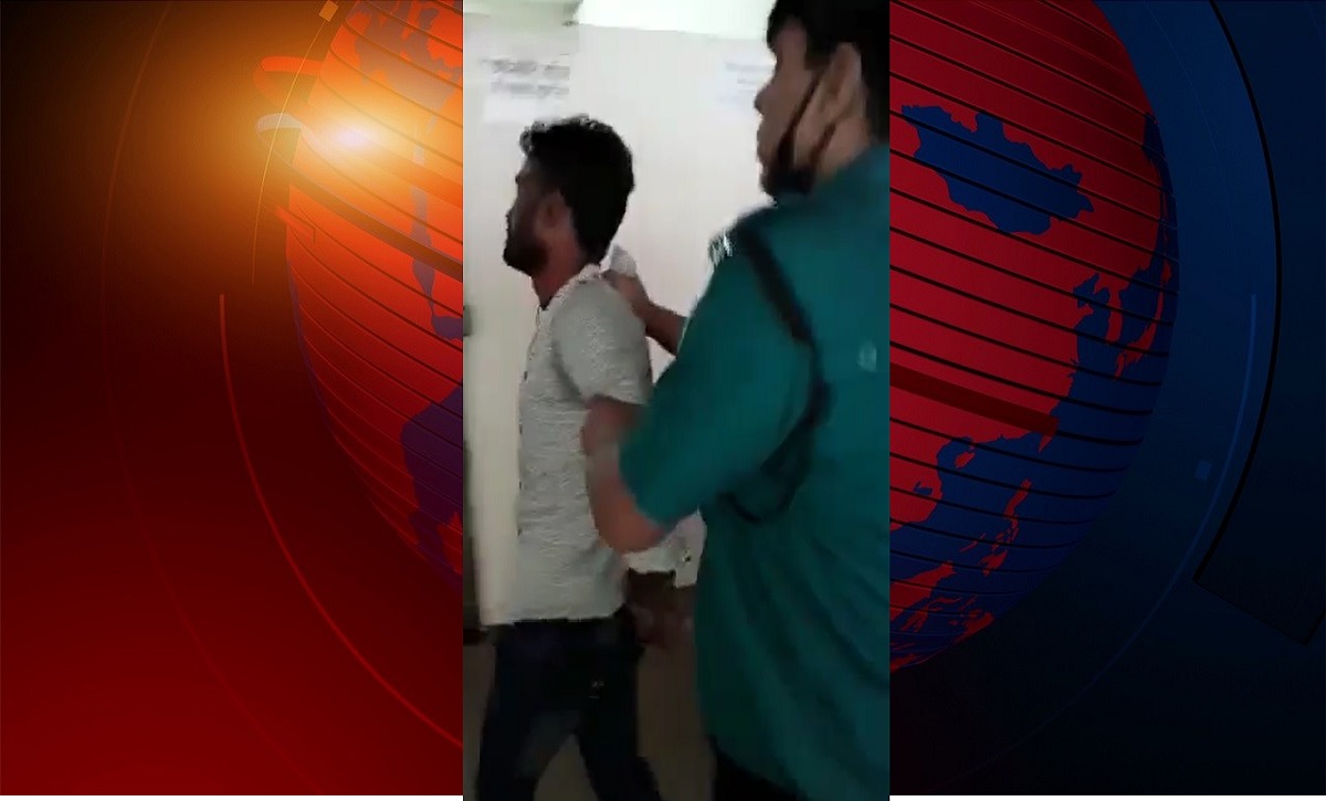 আদালতে আত্মহত্যার হুমকি দিয়ে নিজের গলায় ছুরি চালানোর সময় যুবক আটক