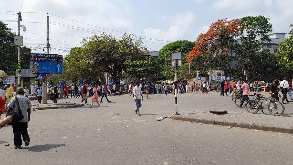 মাঝরাতে হামলার প্রতিবাদে ঢাকা কলেজ শিক্ষার্থীদের সড়ক অবরোধ
