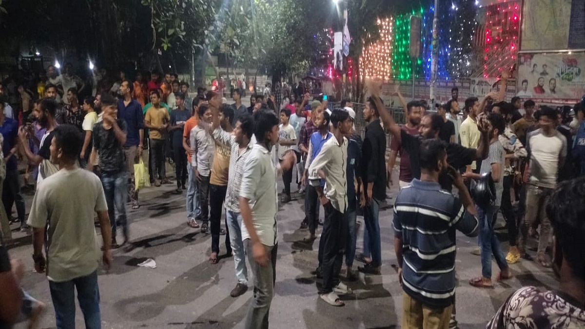 তিন ঘণ্টা পর থেমেছে নিউমার্কেট এলাকার সংঘর্ষ