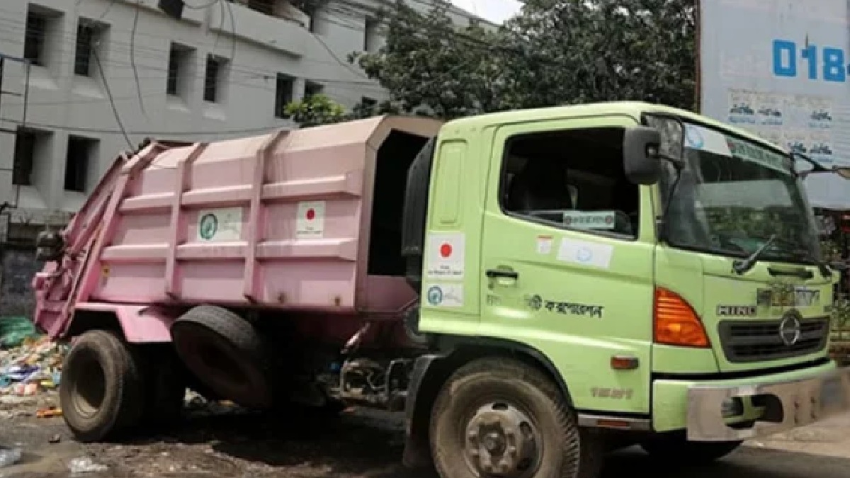 মৃত্যুদূতের ভূমিকায় রাজধানীর ময়লার গাড়ি