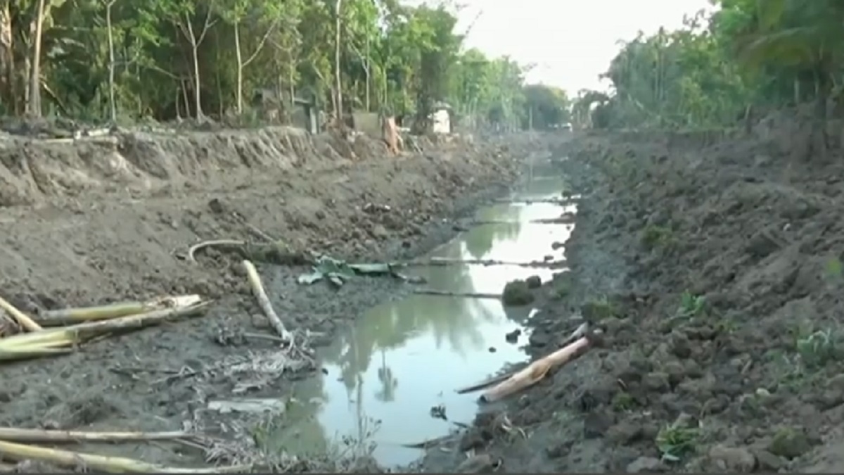ধানসিঁড়ি খননে ব্যাপক দুর্নীতির অভিযোগ