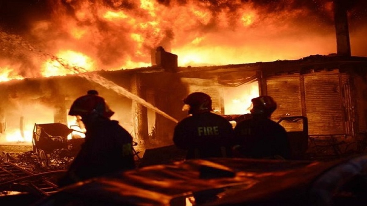 রাজধানীর চকবাজারে ব্যবসায়িক ভবনে আগুন