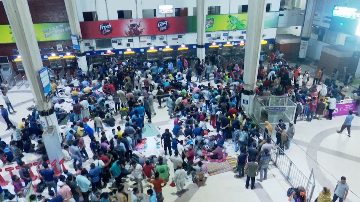 টিকিটের জন্য আজও চাদর-বালিশ নিয়ে স্টেশনে রাত জেগেছেন যাত্রীরা