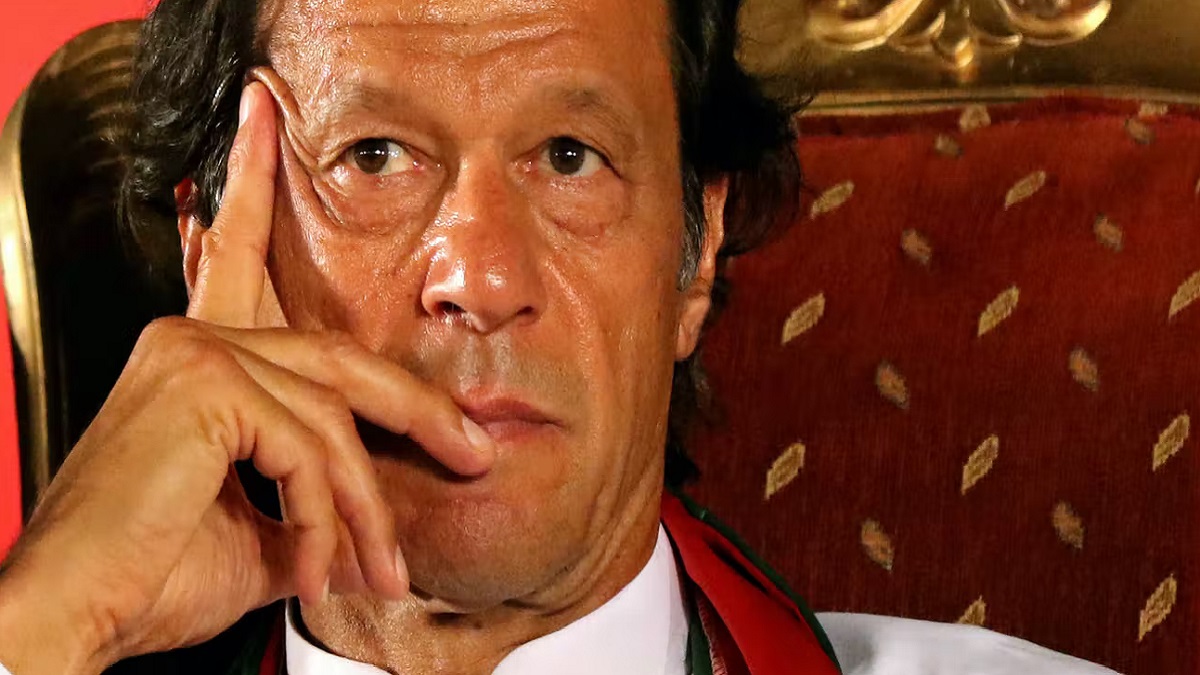 সরকারি বাসভবন ছেড়েছেন, এখন কোথায় আছেন ইমরান?