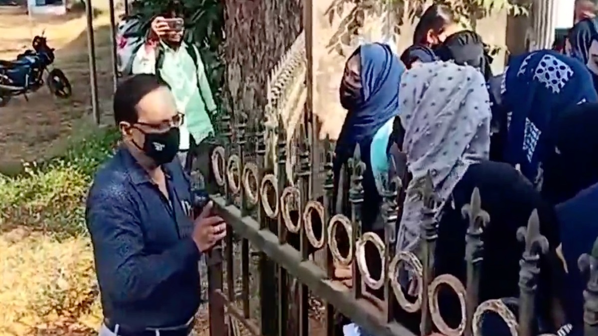 ভারতে আবারও হিজাব পরায় পরীক্ষা দিতে পারলো না দুই শিক্ষার্থী