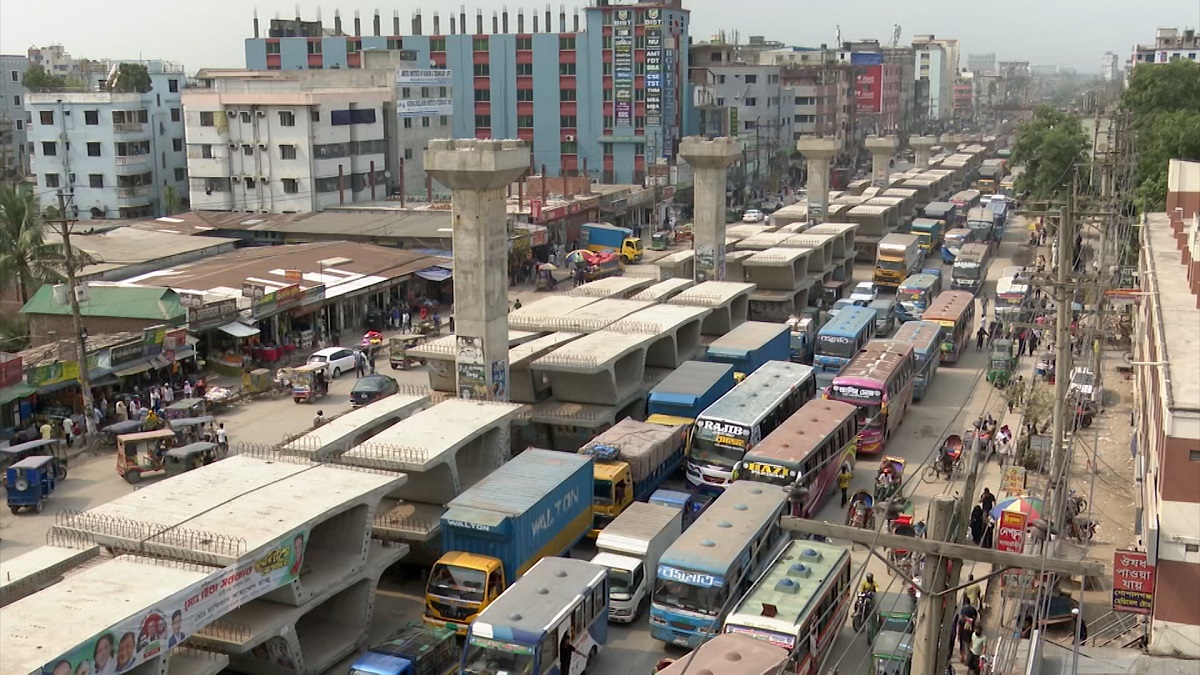 মেগাপ্রকল্প ও মেরামতের চাপে মহাসড়ক, বাড়ি ফেরা মানুষের ভোগান্তি