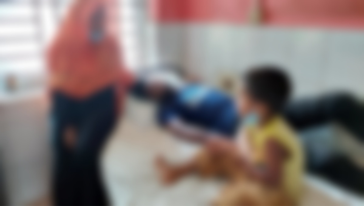 দামাদামি করেও দোকান থেকে জুতা না কেনায় মা-ছেলেকে মারধর