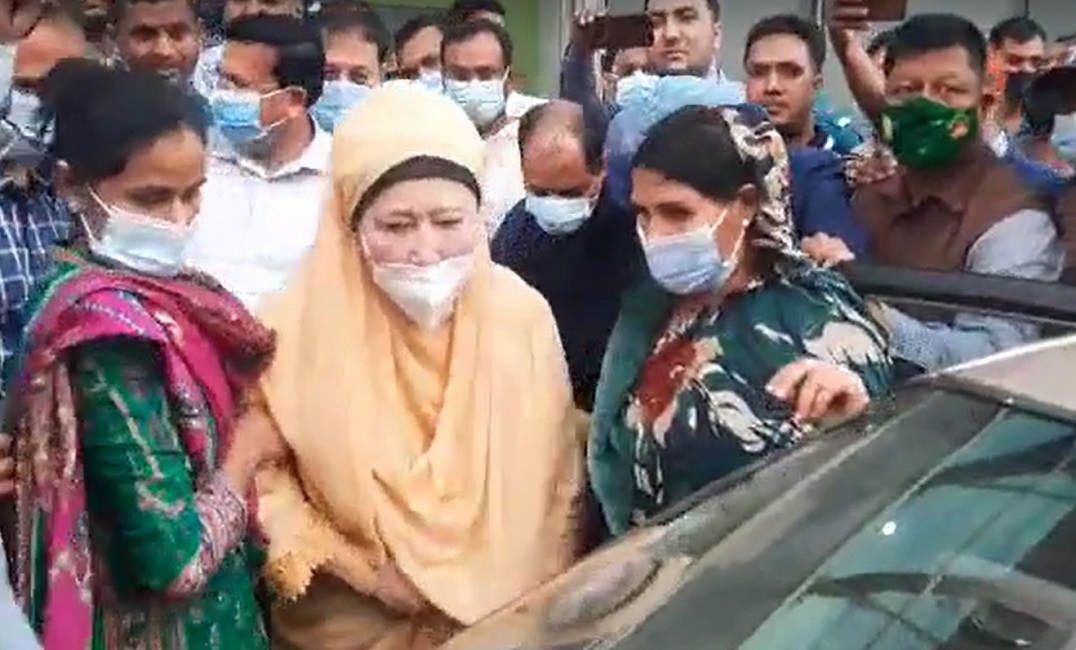 হাসপাতাল থেকে বাসায় ফিরেছেন খালেদা, জটিলতায় ভুগছেন বলে জানালেন চিকিৎসক