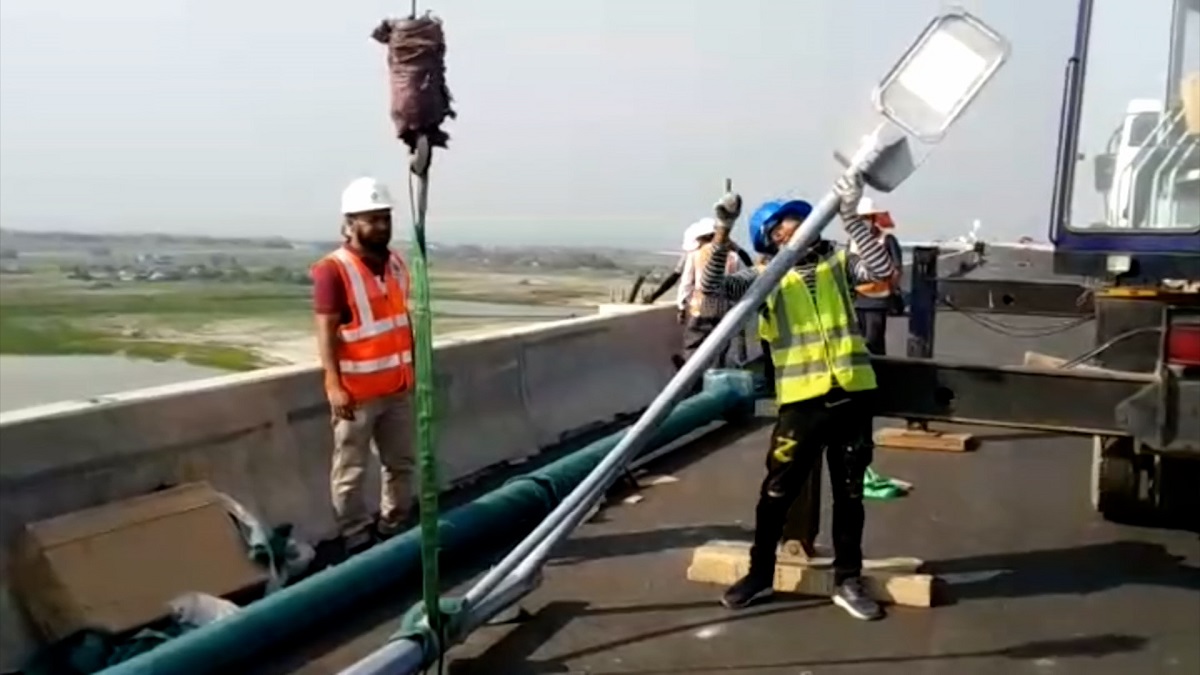 ল্যাম্পপোস্ট বসলো পদ্মাসেতুতে