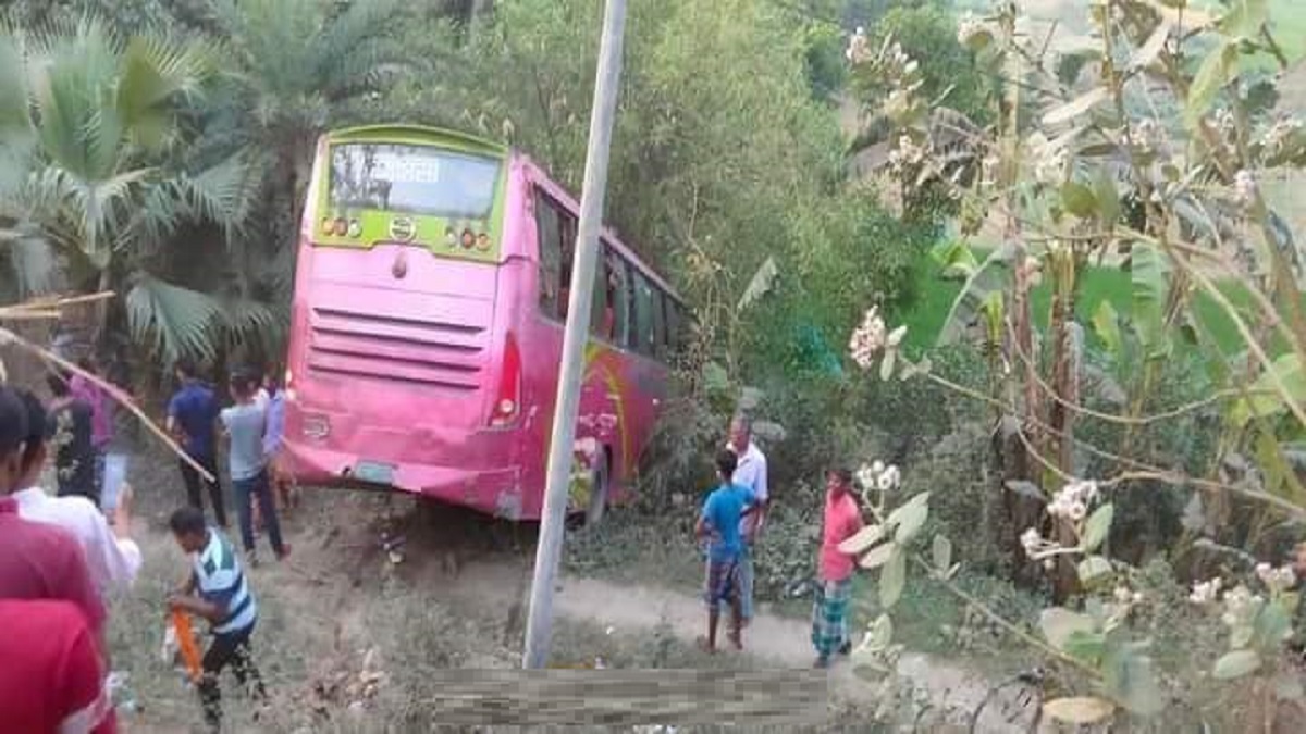 নাটোরে নিয়ন্ত্রণ হারিয়ে খাদে যাত্রীবাহী বাস, গুরুতর আহত ২৫