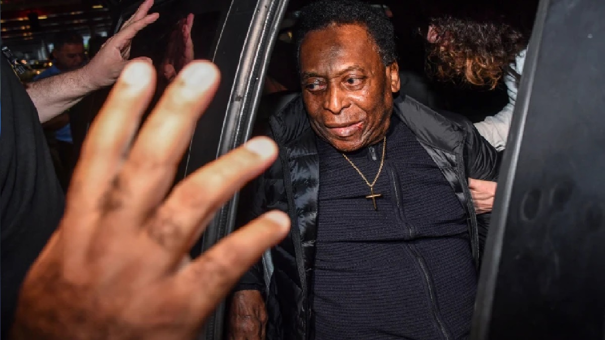 হাসপাতাল থেকে বাড়ি ফিরেছেন পেলে