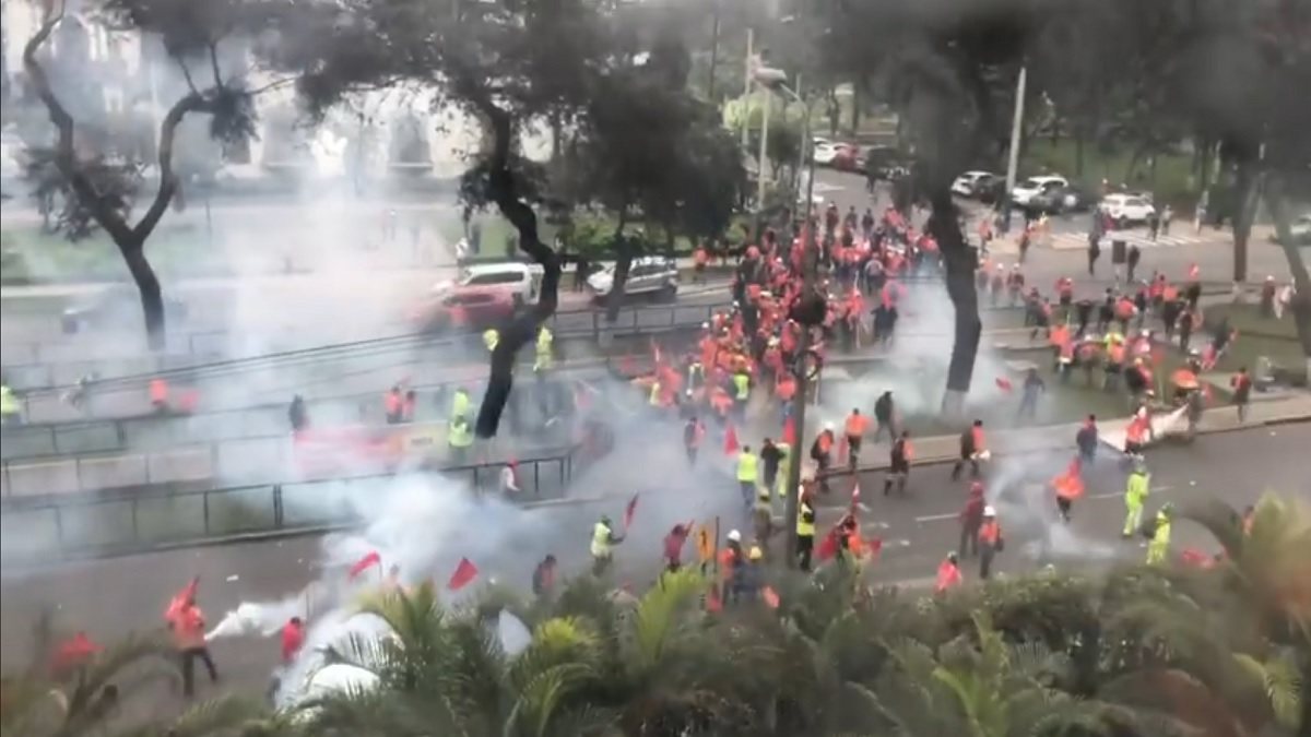 জ্বালানির মূল্যবৃদ্ধির প্রতিবাদে বিক্ষোভে উত্তাল পেরু