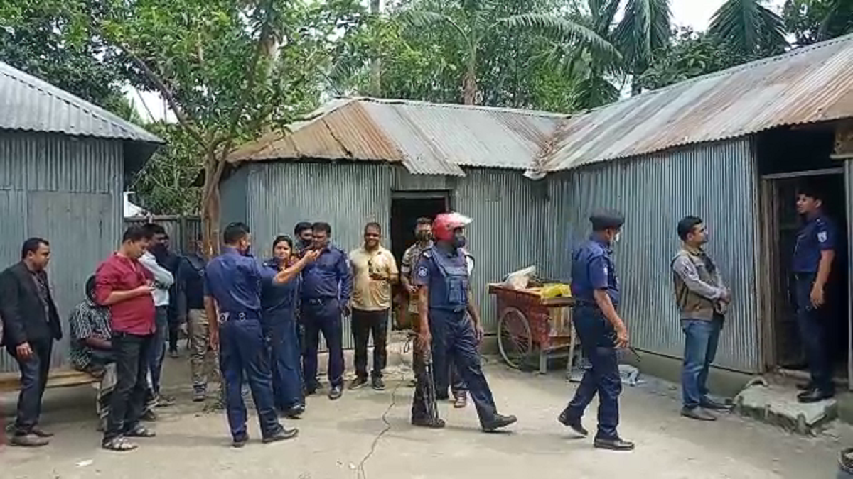 রংপুরে পরকীয়ার জেরে তরুণকে কুপিয়ে হত্যা, দম্পতি আটক