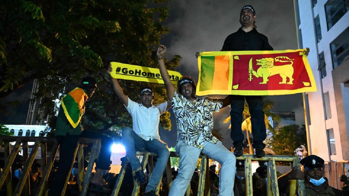 এবার শ্রীলঙ্কার সরকারকে অনাস্থা ভোটের মুখোমুখি করার হুমকি