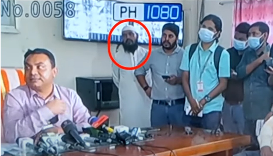 ব্রিফ করছিলেন স্টেশন ম্যানেজার, সামনে থেকে মোবাইল, মানিব্যাগ নিয়ে গেলো দুর্ধর্ষ চোর (ভিডিও)