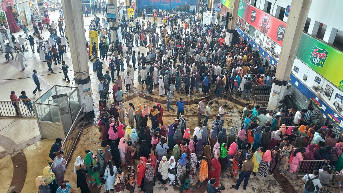 দশ ঘণ্টা ধরে লাইনে টিকিটপ্রত্যাশীরা, প্রতিজনের সময় লাগছে তিন থেকে পাঁচ মিনিট