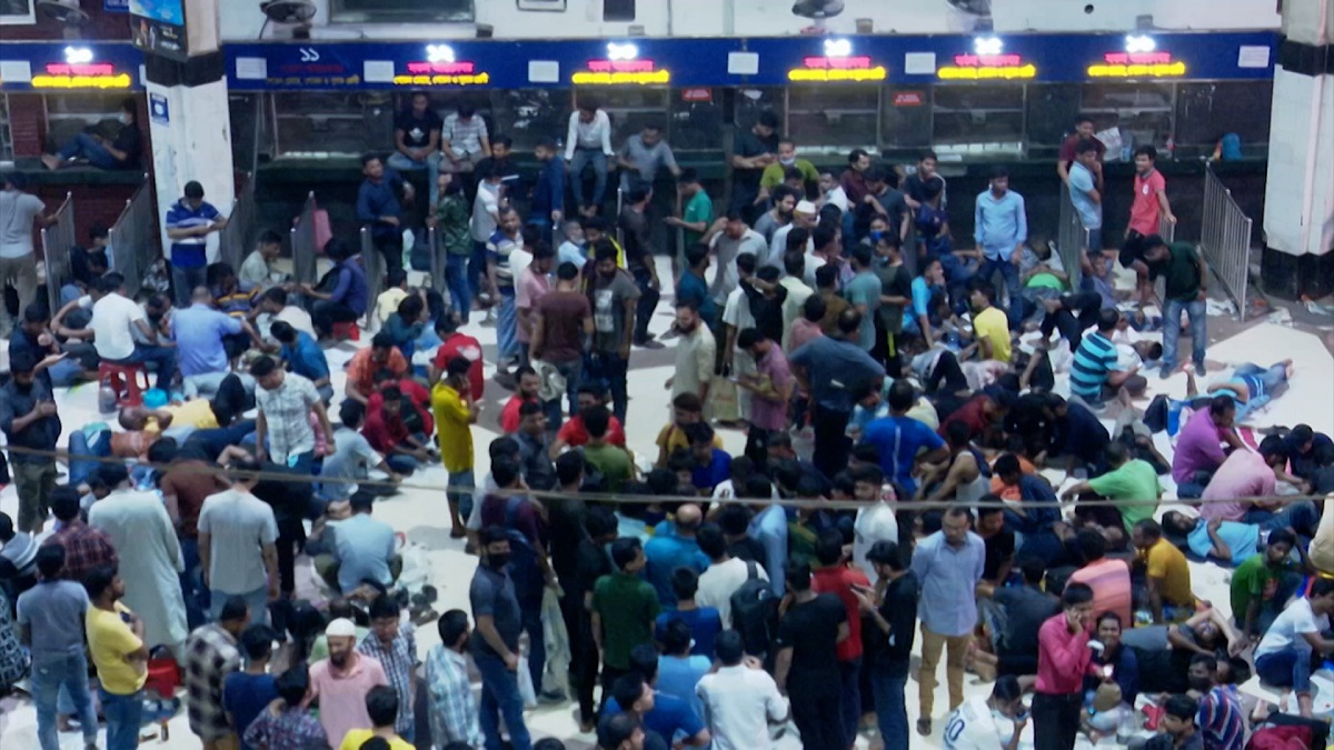 ১৮ ঘণ্টা লাইনে দাঁড়িয়েও টিকিট পাওয়া নিয়ে শঙ্কায়