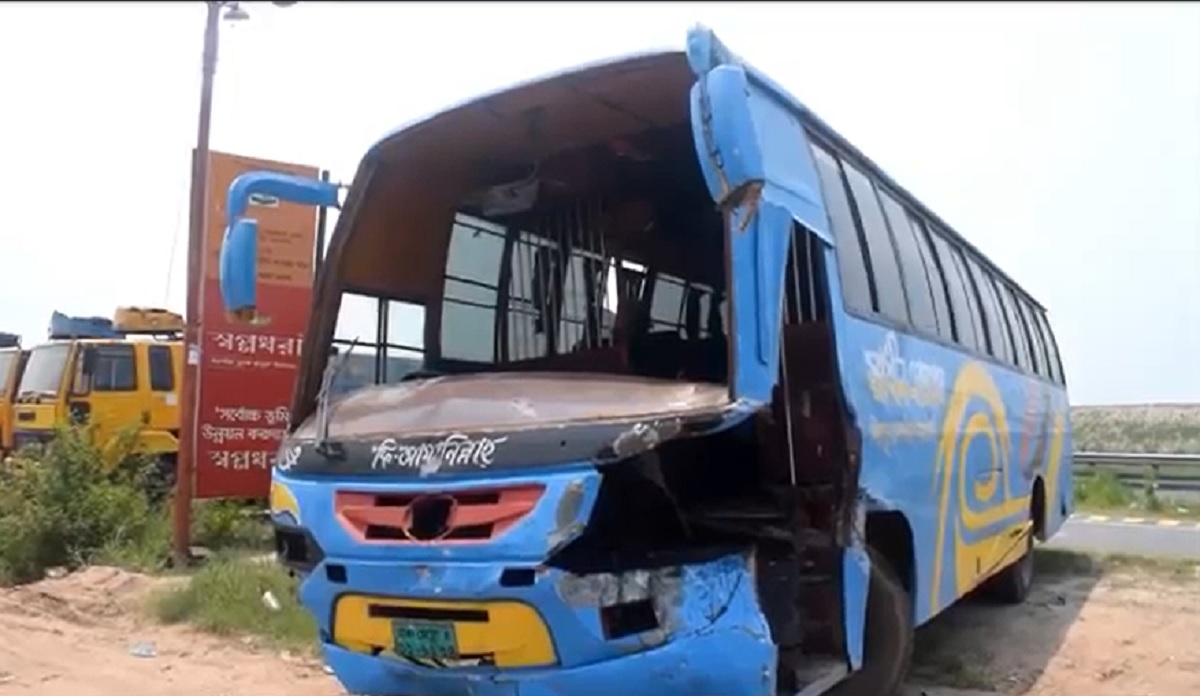 ঢাকা-মাওয়া মহাসড়কে বাস-পিকআপ সংঘর্ষে নিহত ১, আহত কমপক্ষে ১৮