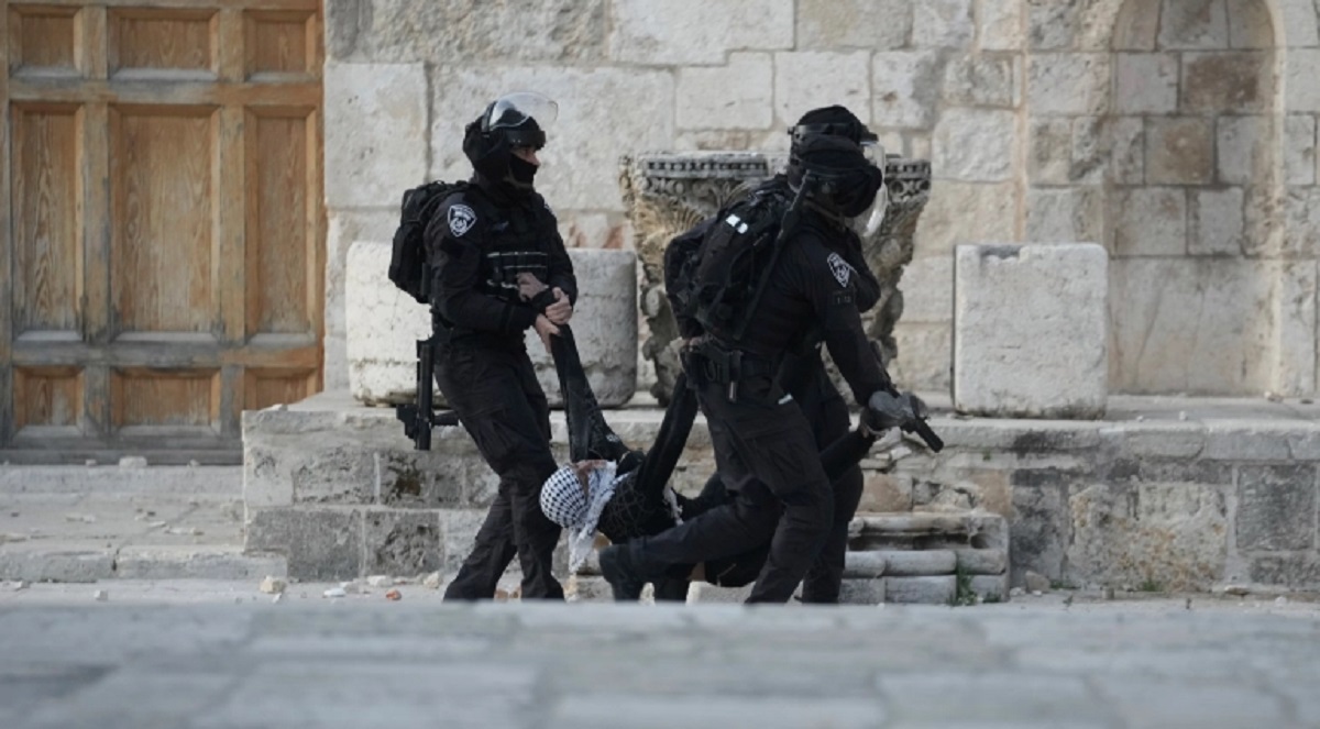 জুমার দিনে আবারও পবিত্র আল-আকসায় ইসরায়েলি অভিযান, আহত অর্ধশত