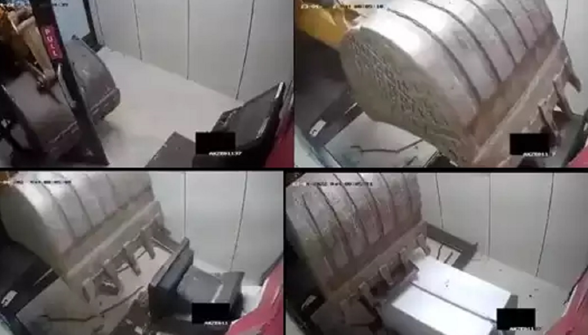 এটিএম মেশিন লুট করতে বুলডোজার! (ভিডিও)