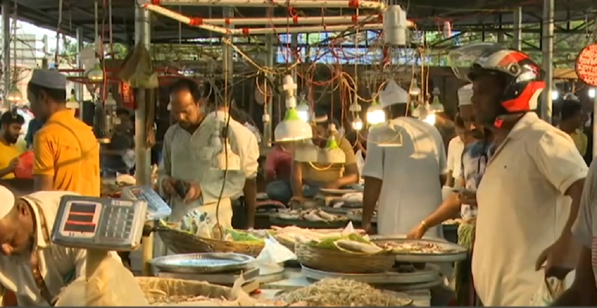 বরিশালের বাজারে উধাও দেশীয় প্রজাতির মাছ, মাংসও ক্রয় ক্ষমতার বাইরে