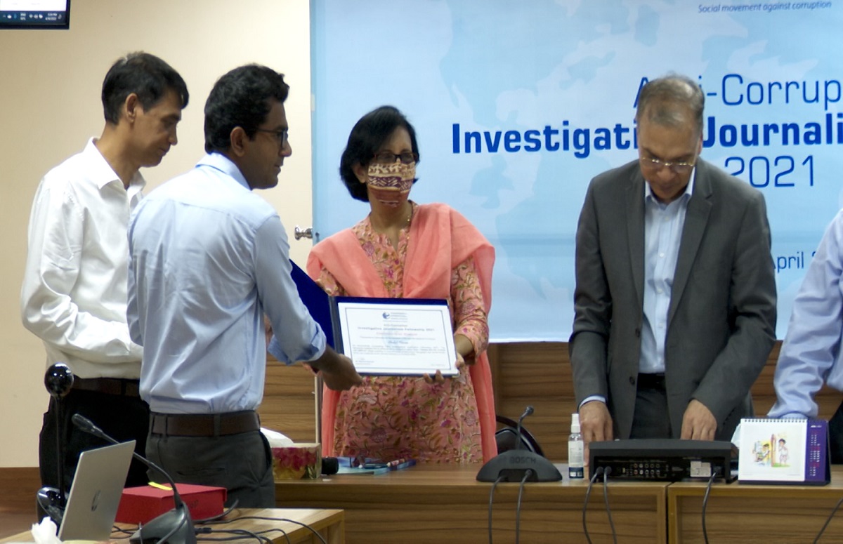 টিআইবি ইনভেস্টিগেটিভ জার্নালিজম ফেলোশিপের পুরস্কার পেলেন যমুনা টিভির শাকিল