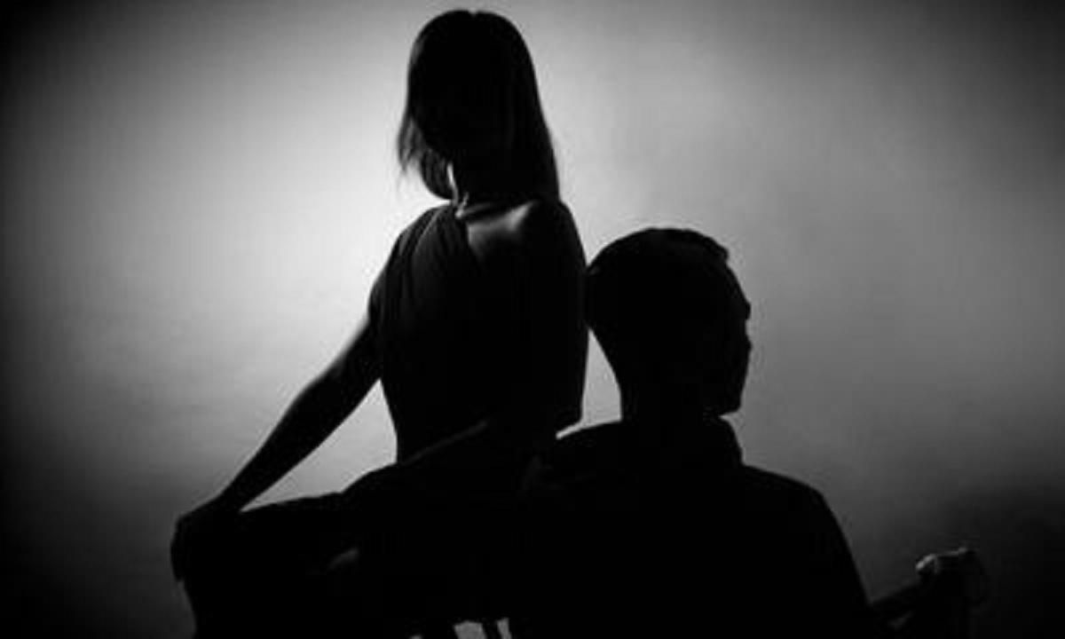 স্ত্রীকে দিয়ে দেহ ব্যবসা; স্বামী নিজেই নিতেন গ্রাহকদের বুকিং!