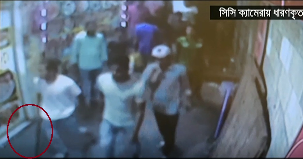 সিসিটিভি ফুটেজ: দুই চাচাতো ভাইয়ের ফাস্টফুডের দোকানের কর্মচারীদের দ্বন্দ্ব থেকে সংঘাতের শুরু