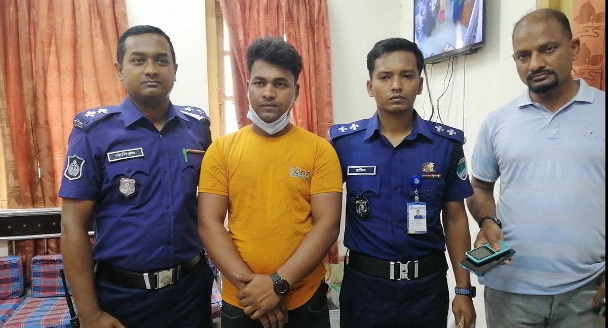 চুয়াডাঙ্গা সদর হাসপাতালে ছদ্মবেশে পুলিশের অভিযান, আটক ২ দালাল