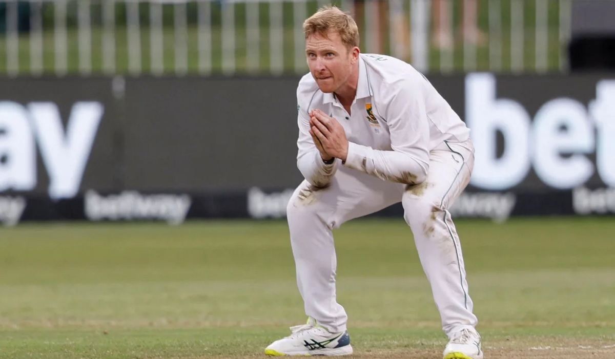 হার্মারের স্পিনের জবাব খুঁজে পাচ্ছেন না মমিনুল-মুশফিকরা