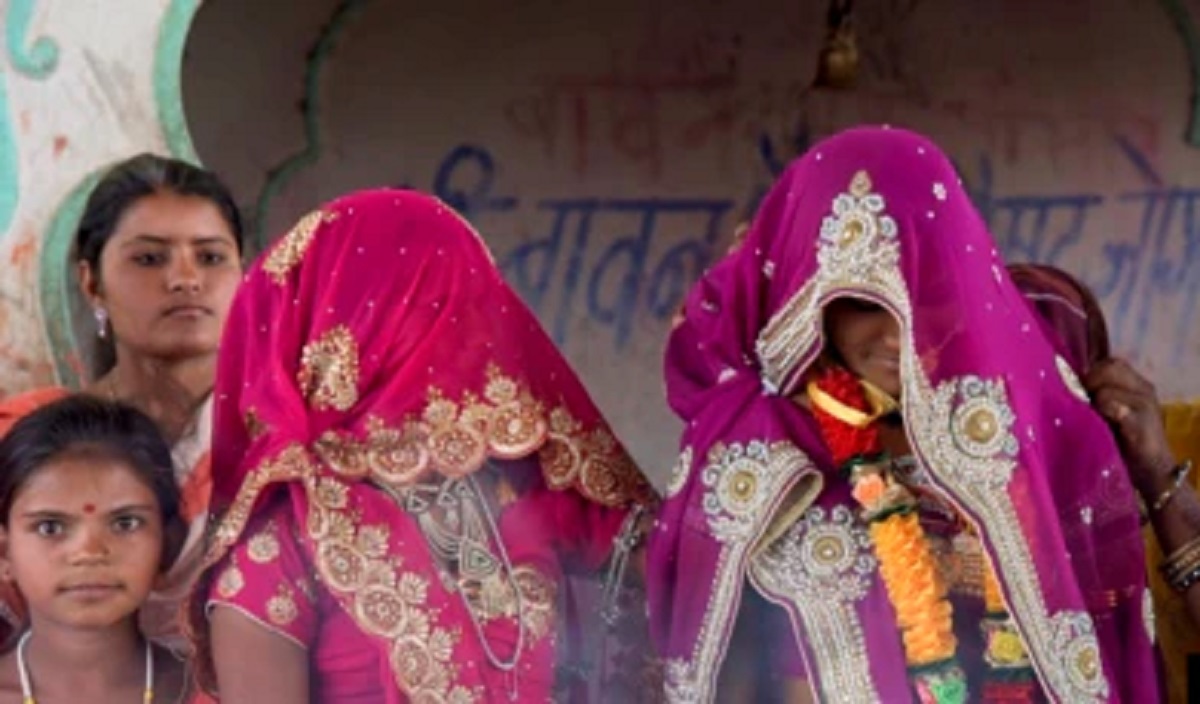 অনলাইনে পরিচয়, বাড়ি থেকে পালিয়ে বিয়ে করলো দুই বান্ধবী