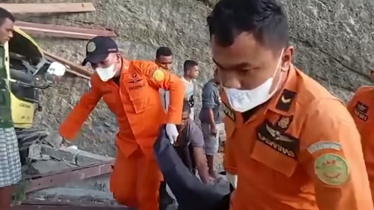 ইন্দোনেশিয়ায় ট্রাক দুর্ঘটনায় নিহত ১৭