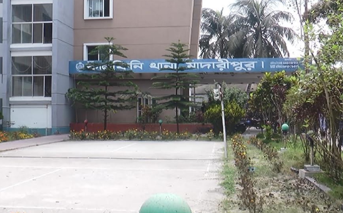 হত্যা মামলার আসামি ধরতে যাওয়ায় এসআইকে কুপিয়ে জখম