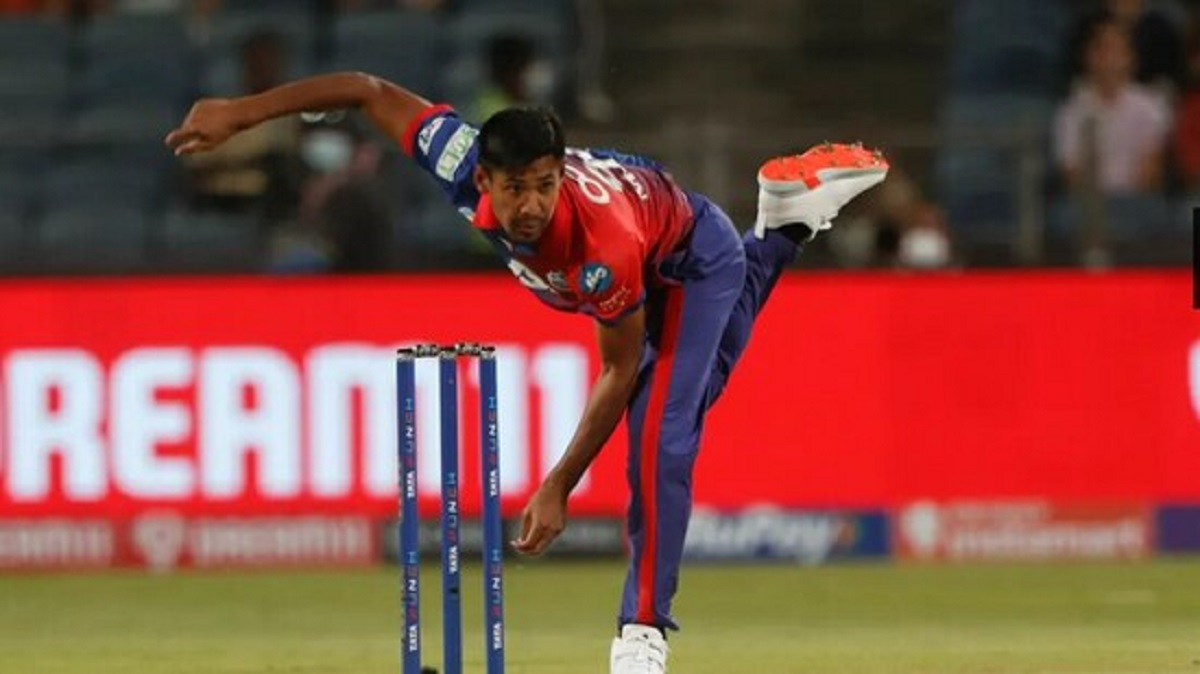 শেষ ওভারে ঝলক; ৩ উইকেট দিয়ে আইপিএল শুরু মোস্তাফিজের