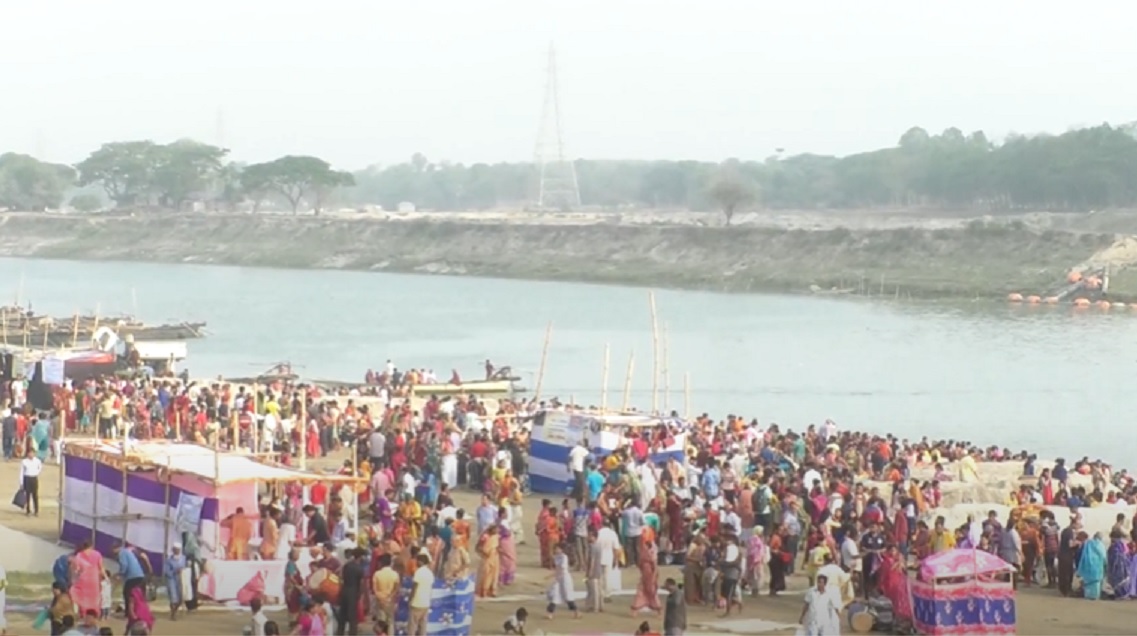 ময়মনসিংহের ব্রহ্মপুত্র নদে মহাষ্টমী স্নান উপলক্ষে পুণ্যার্থীদের ঢল