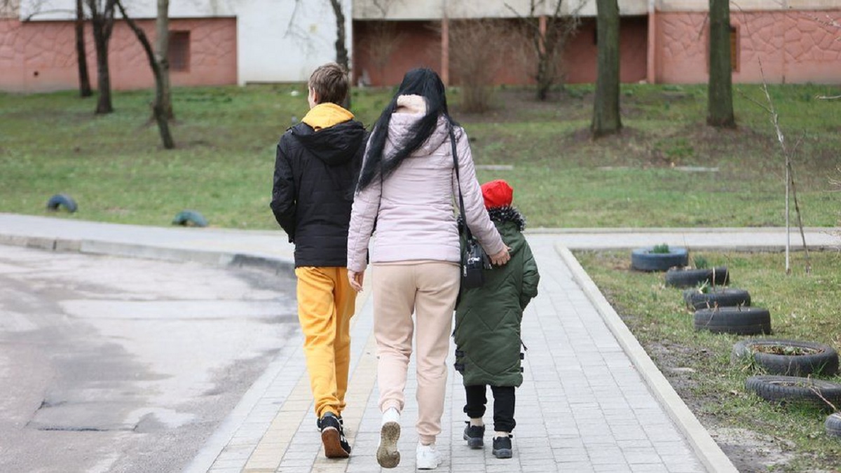 ‘এখন খাবার কিনতে পারবো, তবু রুটি লুকিয়ে রাখছে আমার ছেলে’