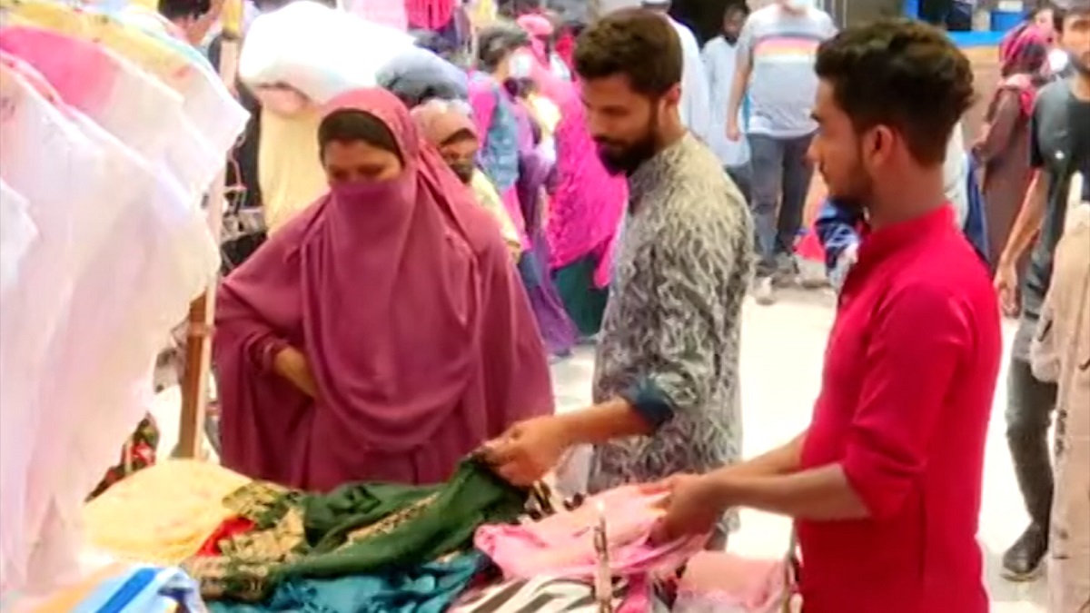 ছুটির দিনে নিউমার্কেটে স্বাভাবিক হয়েছে কেনাকাটা