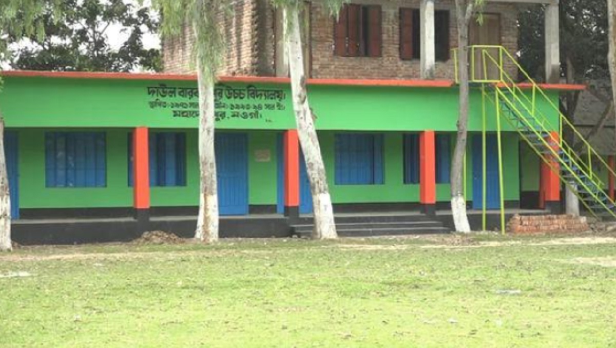 নওগাঁয় হিজাব বিতর্কে প্রধান শিক্ষকের জিডি