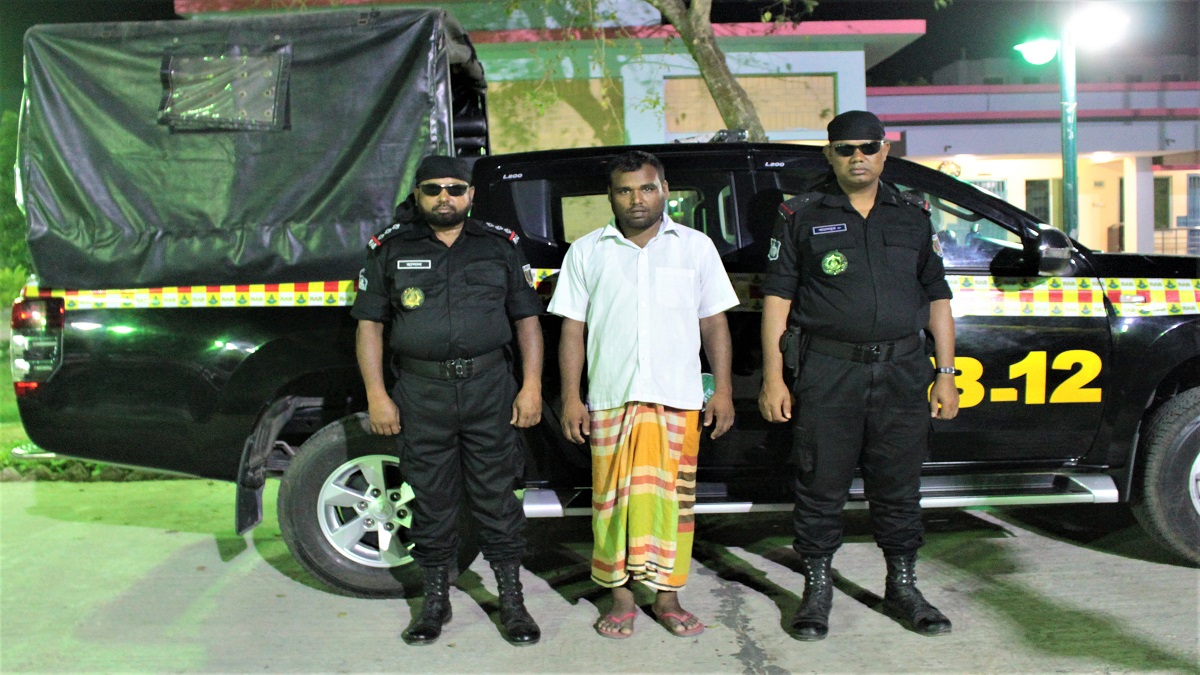 পাবনার সাঁথিয়ায় ৩৮৩ পিস ইয়াবাসহ আটক ১