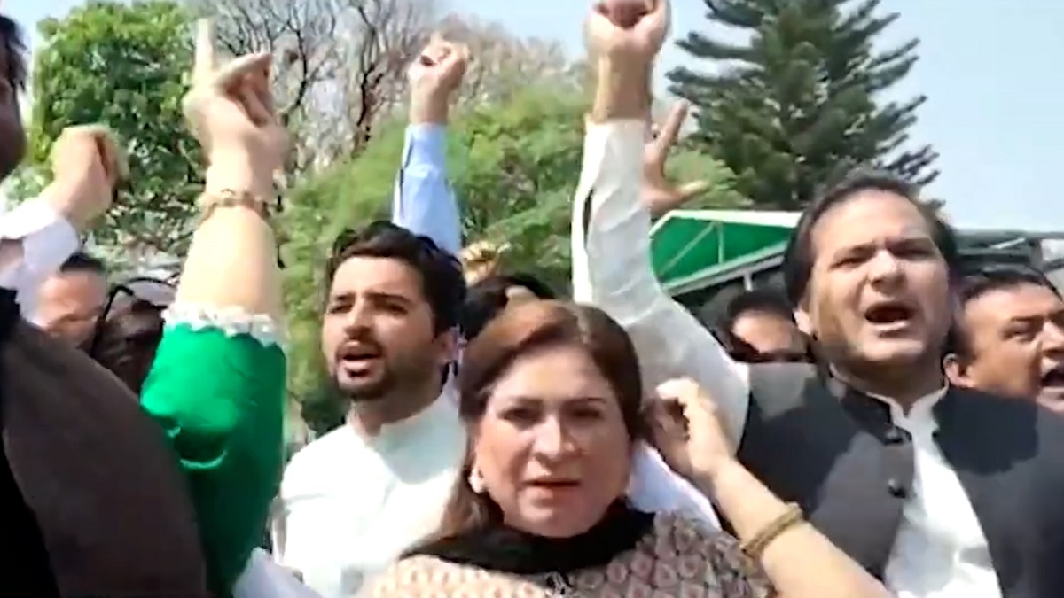 অনাস্থা ভোট বাতিলের সিদ্ধান্ত চ্যালেঞ্জ করে আদালতে যাওয়ার ঘোষণা ইমরান বিরোধীদের