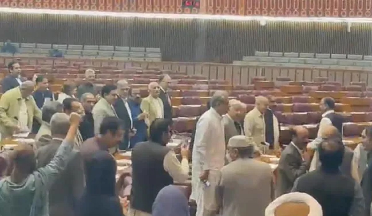 মন্ত্রিপরিষদের বৈঠক ডেকেছেন ইমরান, ১০টা পর্যন্ত সংসদ মুলতবি