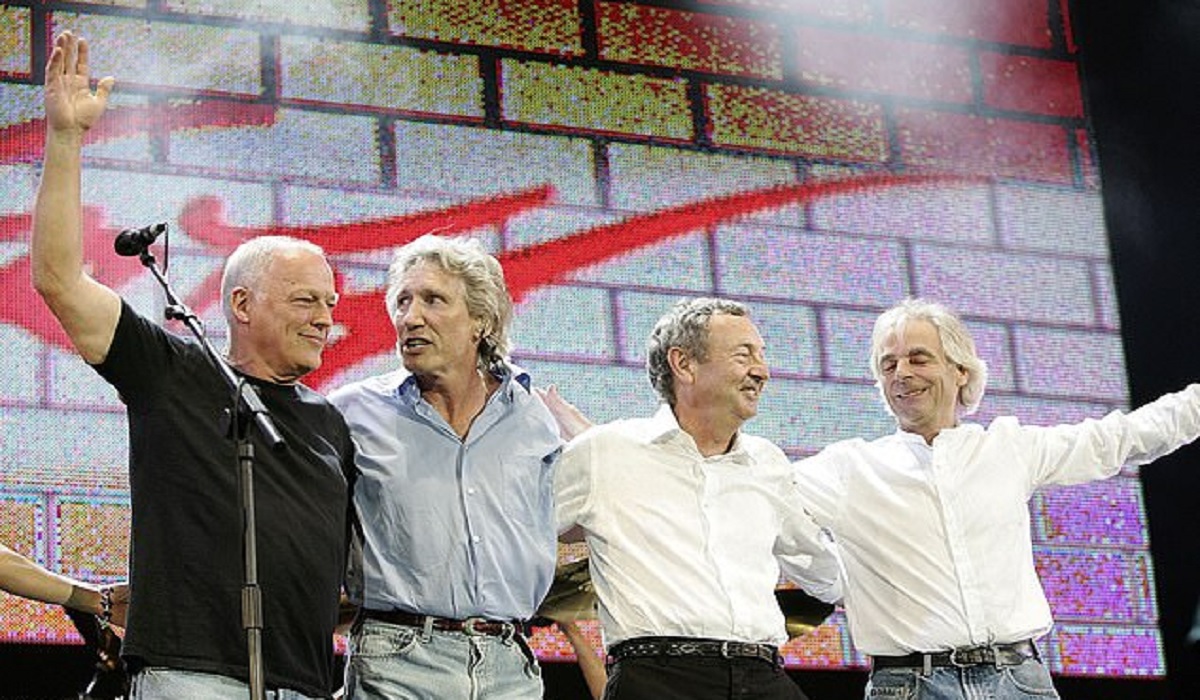 ইউক্রেনের সাহায্যার্থে ৩ দশক পর এলো পিঙ্ক ফ্লয়েডের গান