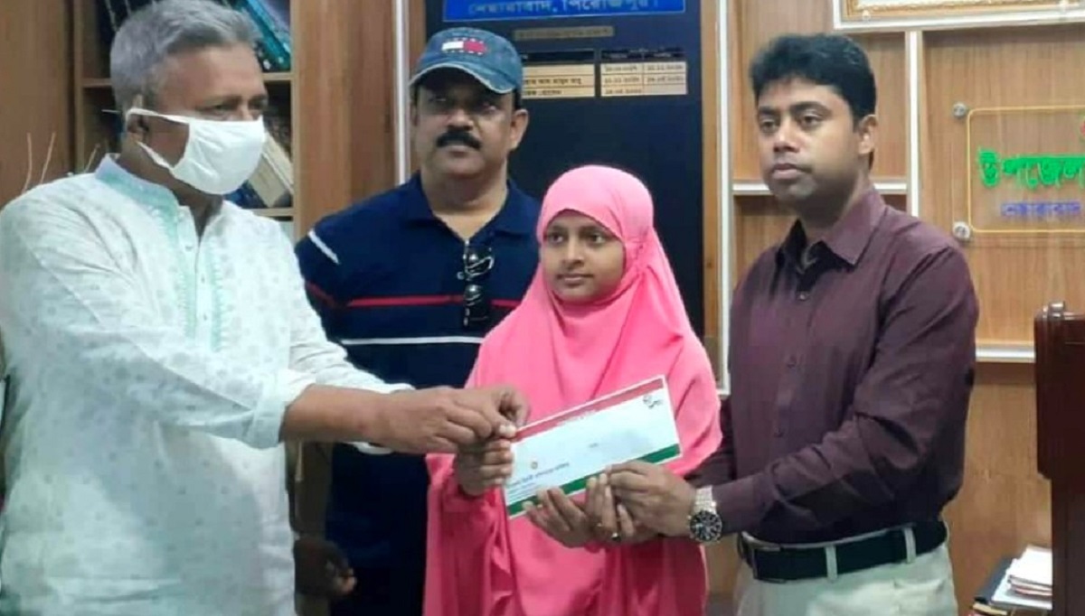 দিনমজুর বাবার মেয়েকে মেডিকেলে ভর্তির টাকা দিলেন জেলা প্রশাসক