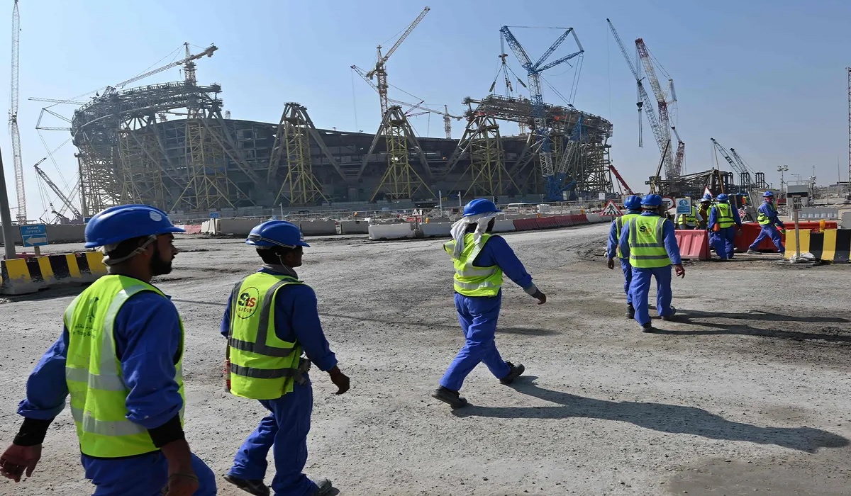 বিশ্বকাপের আলোর নিচে ৩ বছর ছুটি না পাওয়া বাংলাদেশি শ্রমিকদের গল্প